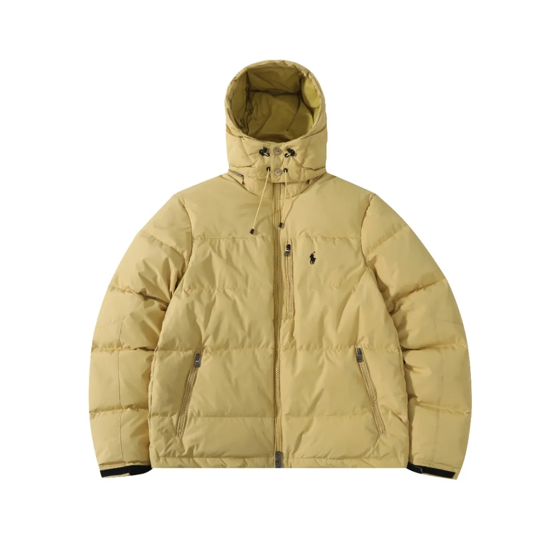 P660 #R54 Ralph Lauren/Ralph Lauren hooded down jacket (top quality, feel free to compare), using imported Barudan embroidery machine, carefully crafted with thousands of needles electric embroidery technology. Imported No. 7 needles and special embroidery thread ensure that every letter of the polo logo is full, three-dimensional and clear, creating the "most expensive embroidery logo" that can be called a work of art. Top-notch velvet core, luxurious warmth. Filled with national standard 80% high-quality white duck down, bringing excellent thermal insulation performance. At the same time, it is lightweight and can quickly regain its fluffiness after compression, bringing you a warm embrace without burden and resisting the harsh winter. Technical fabrics, no fear of wind and snow •Long-lasting fluffy and shape-retaining: High-quality filling ensures that the down jacket is not easy to stiffen and keeps you warm for a long time. •Strict anti-velvet technology: Using 400T gall fabric with pinhole retraction technology, it fundamentally eliminates the phenomenon of velvet leakage and makes wearing more secure. •All-round protective experience: Windproof and waterproof matte fabric, combined with an adjustable hem with a built-in drawstring buckle, can effectively lock in temperature and cold, and cope with changeable weather. Perfect details, creating a classic •Original electroplated YK zipper, smooth and durable, with brand texture highlighted in every detail. •Detachable hood design, one garment can be worn multiple times to meet different occasions and outfit needs. •Original hangtag and washed label, quality guaranteed. Five colors come together for couples to enjoy together: black is cool, beige is gentle, navy is calm, khaki is retro, and green is fresh. Available in five colors, the same style for men and women, it can be worn perfectly as a couple's outfit or a personalized item, becoming an indispensable fashion equipment on the streets in winter. Color: black, khaki, navy blue, army green, beige Size: S M L 66 67